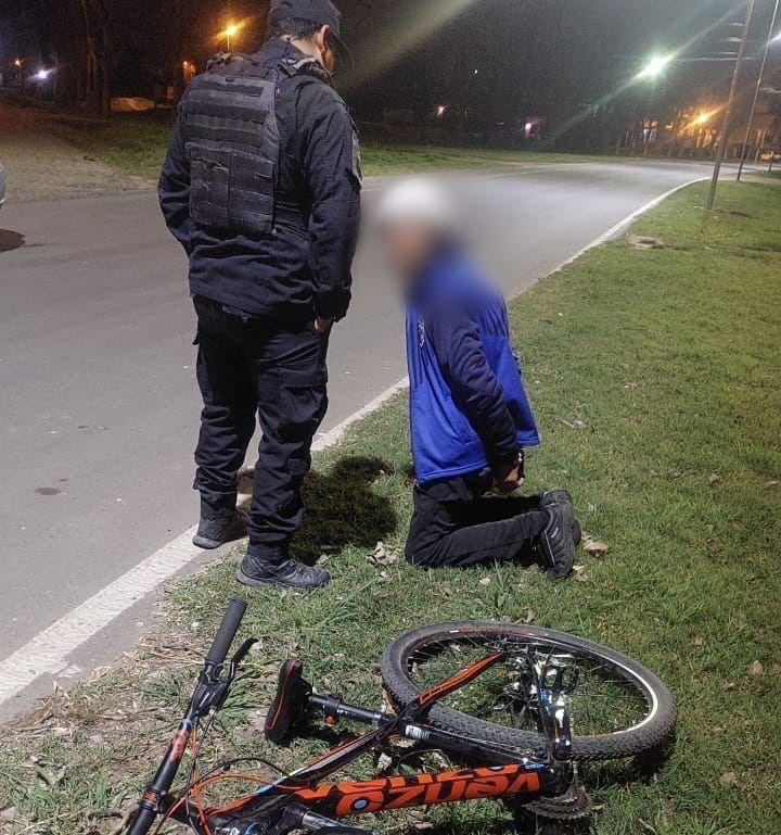 Robó una bicicleta en la puerta de un sanatorio de Funes y quedó filmado: fue detenido